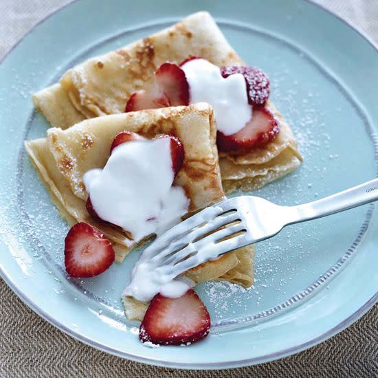 Crêpes with Strawberries and Muscat-Yogurt Sauce