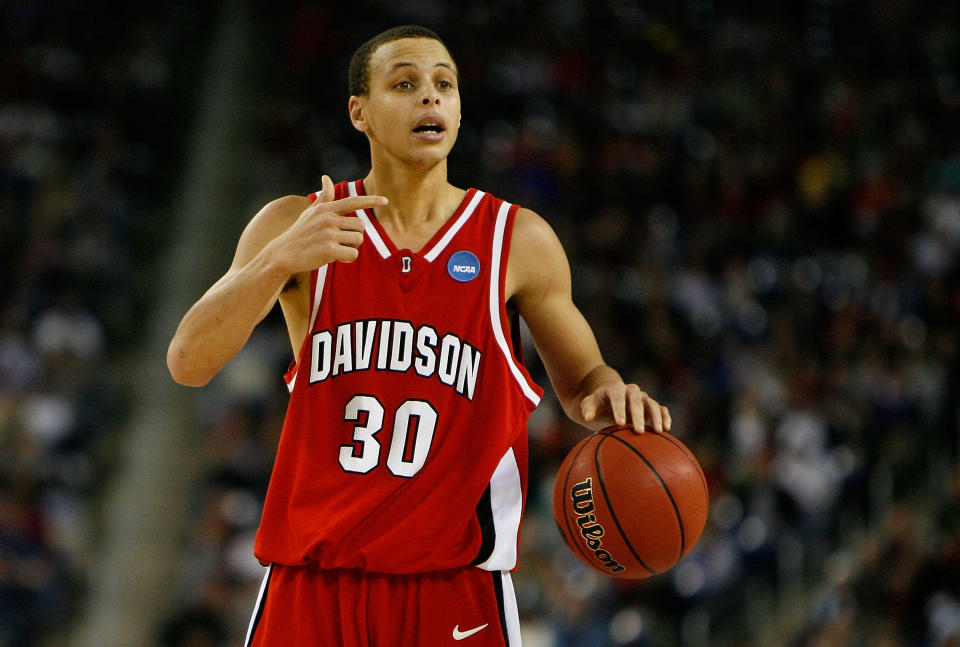 Stephen Curry就讀戴維森學院時期打出不俗表現。（NCAA Photo by Gregory Shamus/Getty Images）