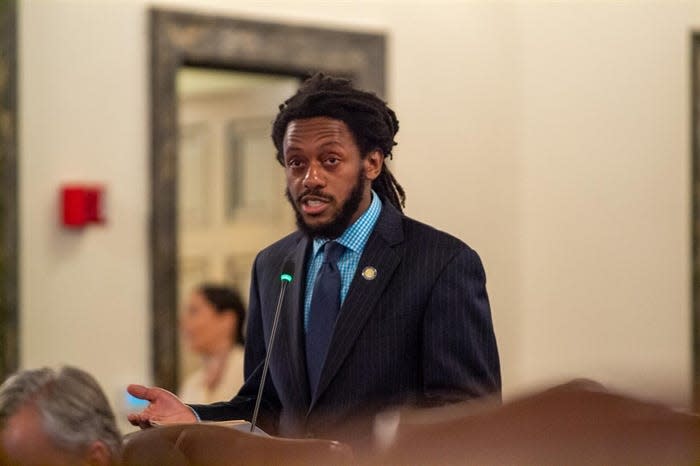 State Sen. Mike Simmons, D-Chicago, speaks on the floor of the state Senate. He passed a measure this week that would reform criminal sentencing for minors.