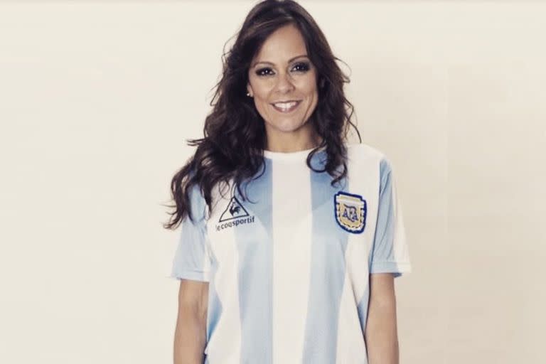 Fabiola Andrade, con la camiseta argentina: la presentadora de la televisión de Brasil dijo que espera un triunfo de Messi y desató una polémica en su país