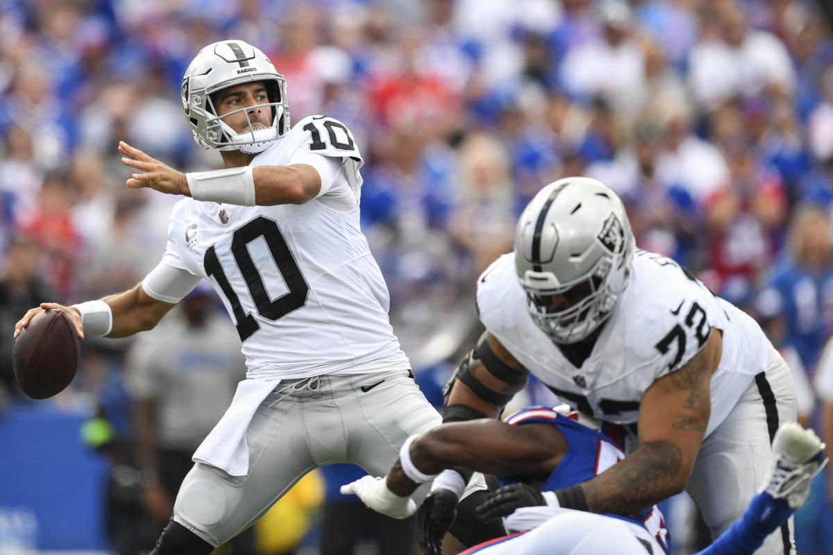 Las Vegas Raiders guard Jermaine Eluemunor (72) against the Denver