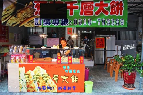 【台中美食】藏身巷弄，比臉大蔥花千層大餅。黑龍江蔥花千層大餅