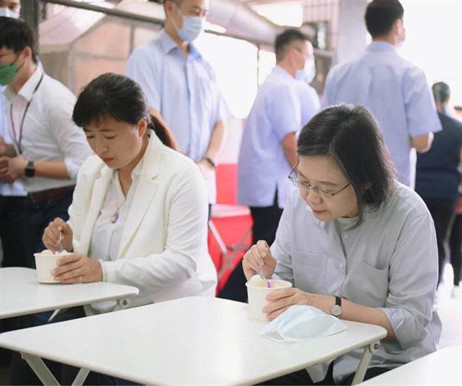 蔡英文品嚐南投集集青年用山蕉等農產品製作的義式冰淇淋，讚不絕口。蔡培慧提供