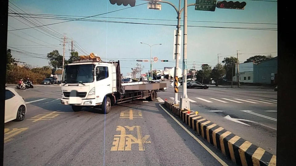 <strong>肇事大貨車停在路口，地上並沒有血跡。（圖／翻攝畫面）</strong>