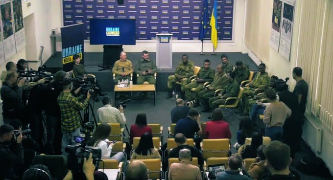 烏克蘭召開記者會，會上有 8 名俄羅斯的外籍雇傭兵俘虜出席。   圖：翻攝自 @NiKiTa_32156 X帳號