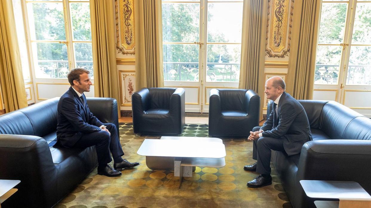 Emmanuel Macron (l.), Präsident von Frankreich, spricht mit Olaf Scholz (SPD), Bundesfinanzminister, im Elysee-Palast.