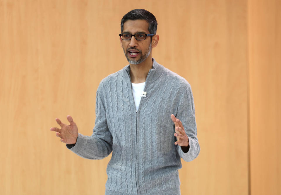 Hat Google-CEO Sundar Pichai zu viele Angestellte im Bürowesen?  - Copyright: Getty Images / Justin Sullivan / Mitarbeitende