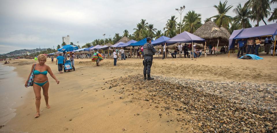 Turistas en Playa Hornos en Acapulco, Guerrero. AFP PHOTO / Pedro PARDO / AFP / Pedro PARDO. (Photo credit should read PEDRO PARDO/AFP via Getty Images).