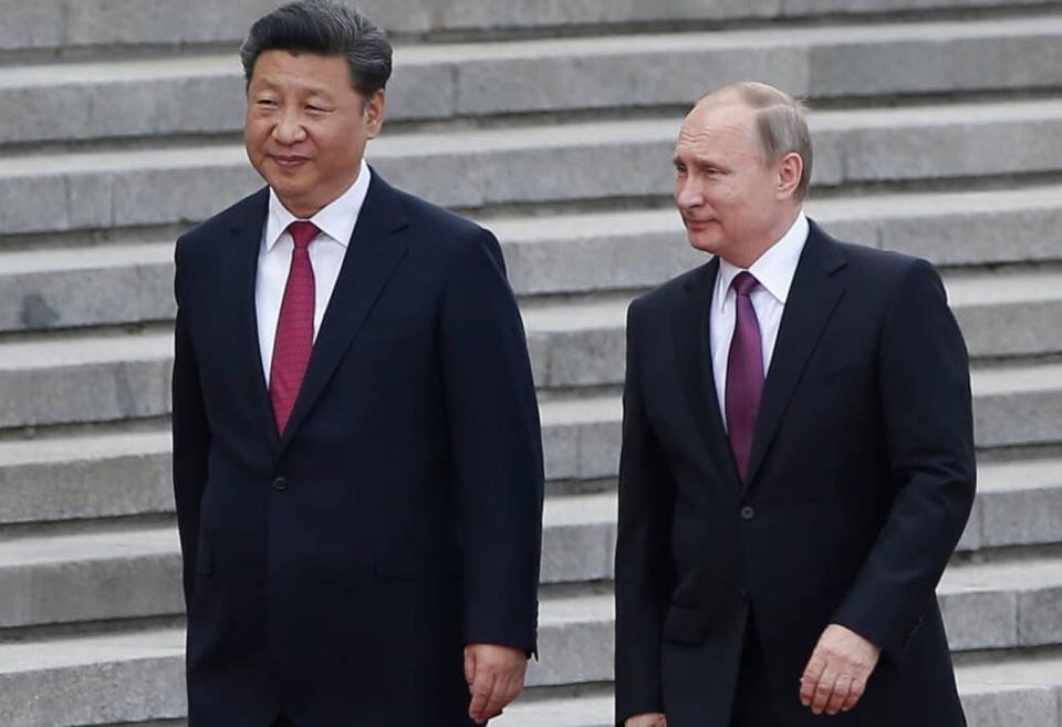 中國國家主席習近平將於3月20至22日出訪俄羅斯。圖為俄羅斯總統普丁（右）2016年訪北京與習近平（左）會面。（中央社／檔案照片）