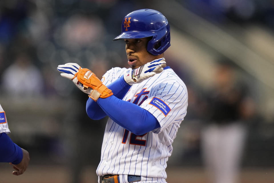 El puertorriqueño Francisco Lindor, de los Mets de Nueva York, festeja tras conectar un sencillo de dos carreras en el juego del miércoles 27 de septiembre de 2023, ante los Marlins de Miami (AP Foto/Frank Franklin II)