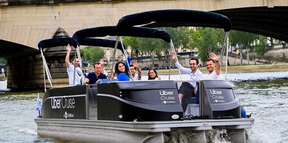 Reuní a tus compañeros de viaje para dar una vuelta por París sobre el agua a lo largo del río Sena en el nuevo barco de Uber.