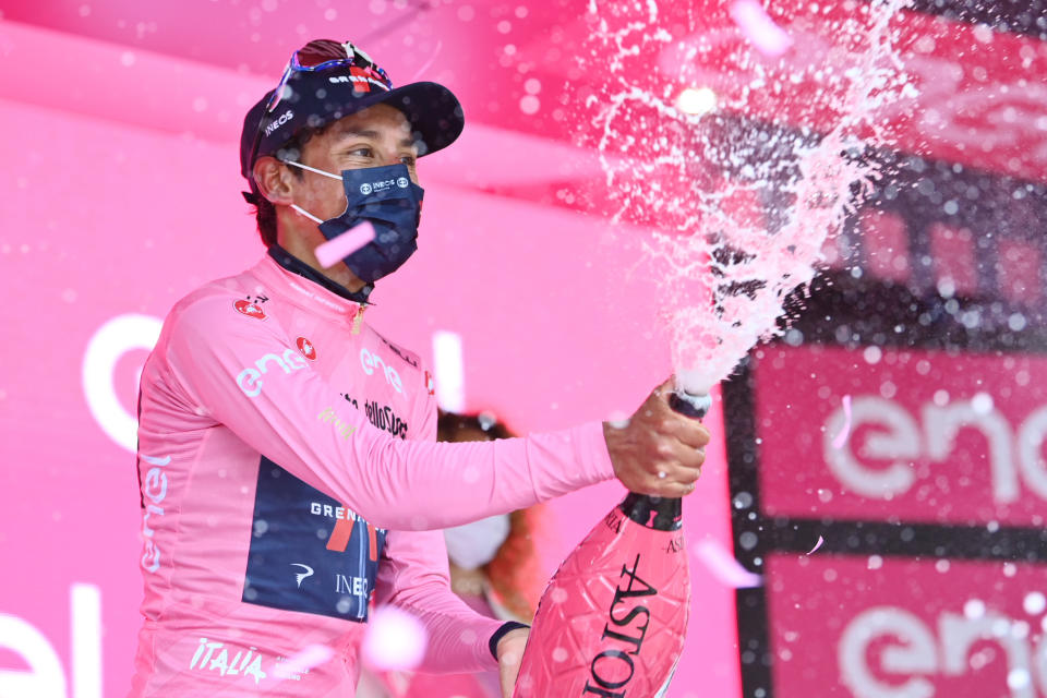 Egan Bernal celebra tras gana la novena etapa del Giro de Italia, el domingo 16 de mayo de 2021, en Campo Felice. (Gian Mattia D'Alberto/LaPresse vía AP)