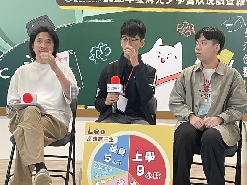 台大電機系教授葉丙成（左起）與高三生代表Leo、小K共同於記者會討論台灣學生被升學壓力壓垮的狀況。（Photo by 簡嘉佑／台灣醒報）
