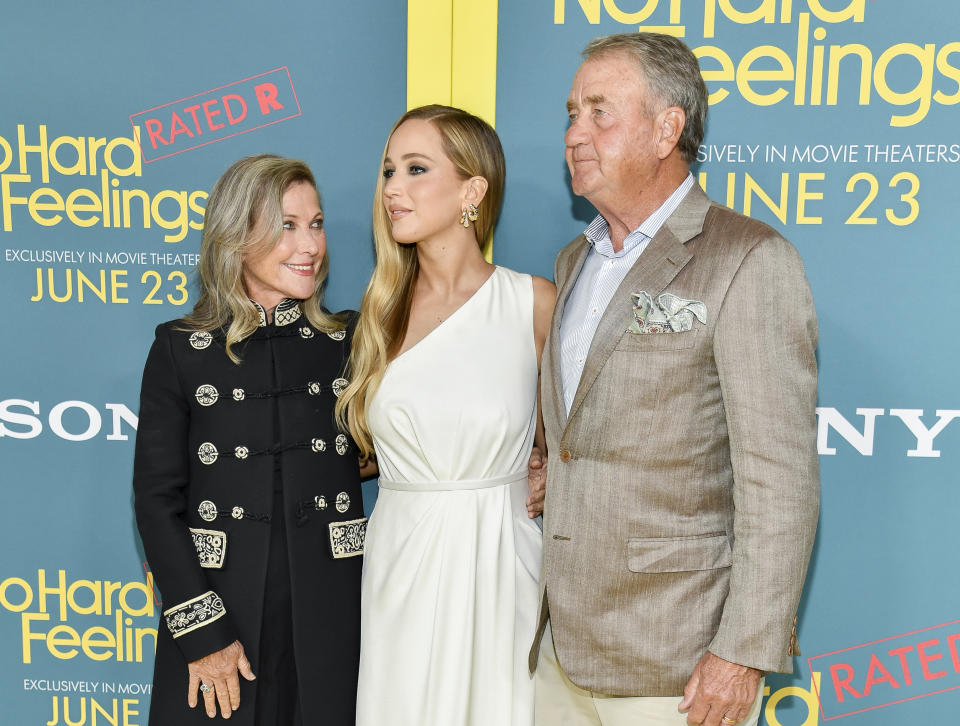 Jennifer Lawrence junto a sus padres Karen Lawrence y Gary Lawrence (Photo by Evan Agostini/Invision/AP)