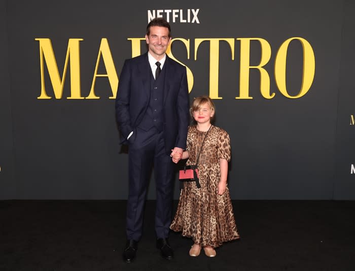 Bradley Cooper con su hija en el estreno de Maestro