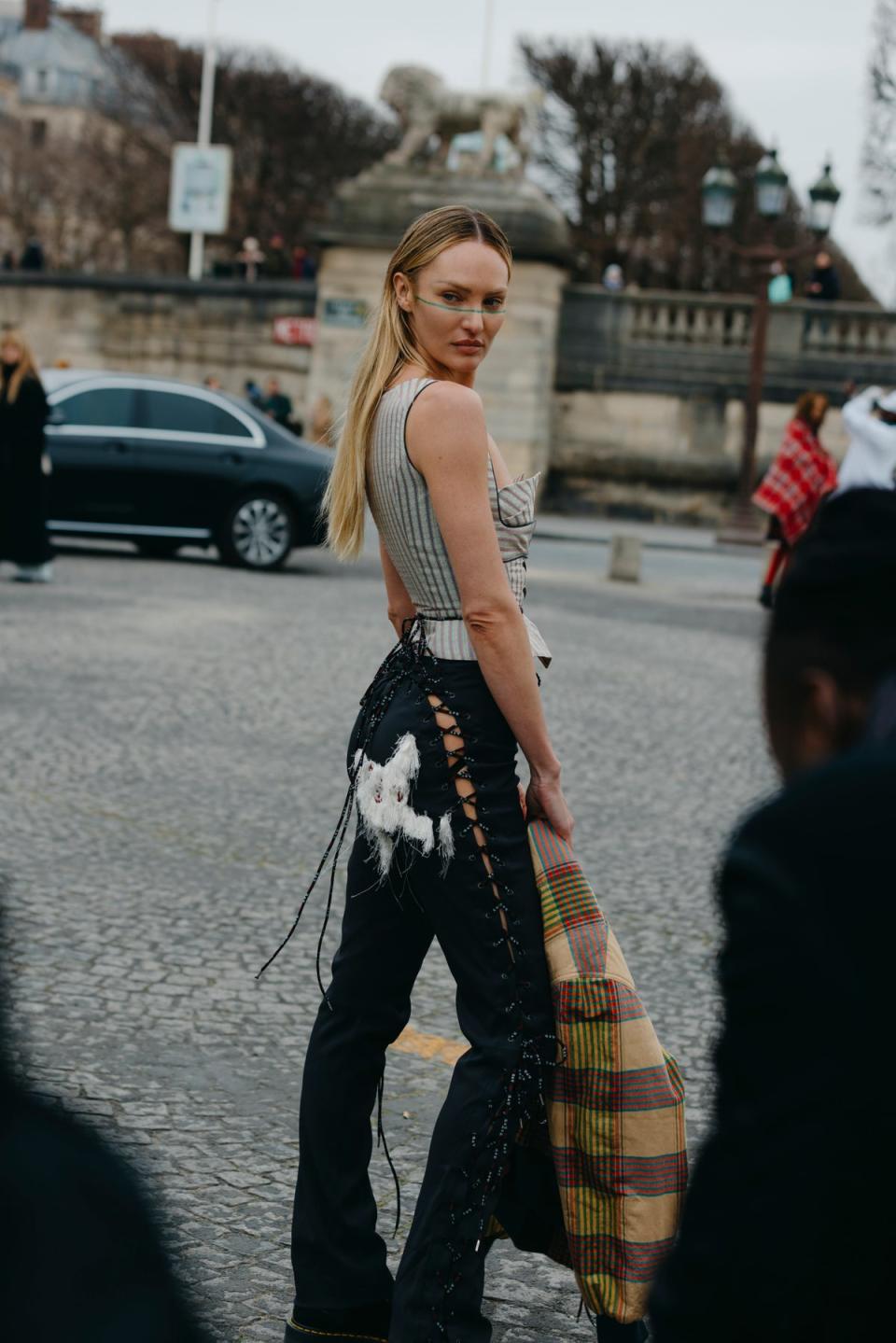 Candice Swanepoel PFW AW23 street style (IMAXTREE)