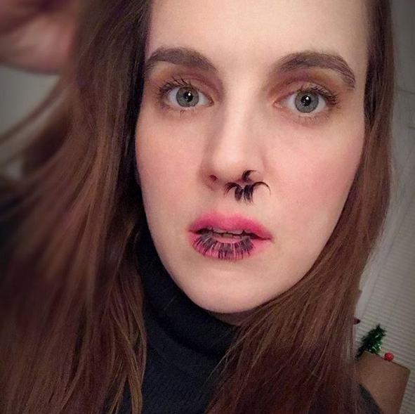 <p>Viele Beauty-Begeisterte hübschen sich gerne mit Wimpernverlängerungen auf. Der Trend ging allerdings etwas zu weit, als sich Damen die Härchen auf Lippen und an die Nase klebten. (Bild: Instagram/davisonvideo) </p>