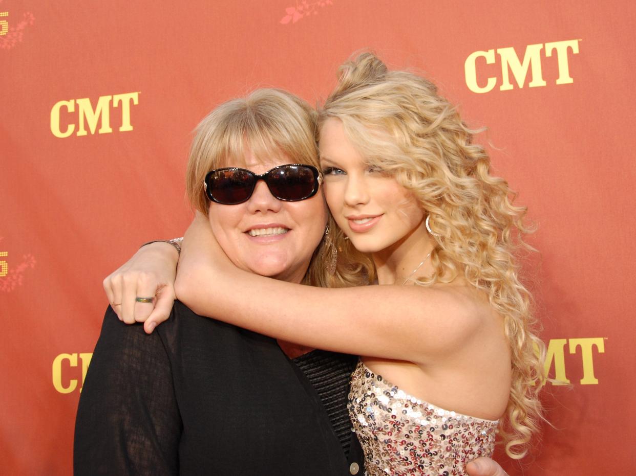 taylor swift andrea swift mom