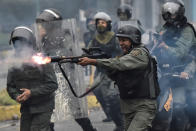 <p>A member of the national guard fires his shotgun at protesters during clashes in Caracas, Venezuela on July 28, 2017. (Photo: Carlos Becerra/Anadolu Agency/Getty Images) </p>