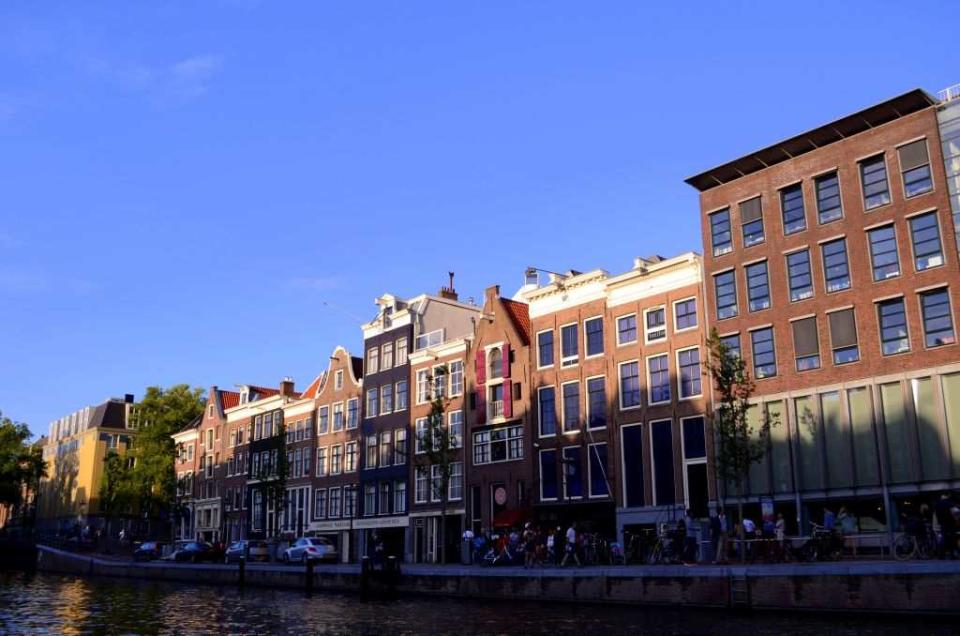 One of the oldest canals is Singel, which was built like a moat around the city in the 15th century. On the cruise, I see the famous flower market, old churches, and lovely houses that lend a tinge of nostalgia.