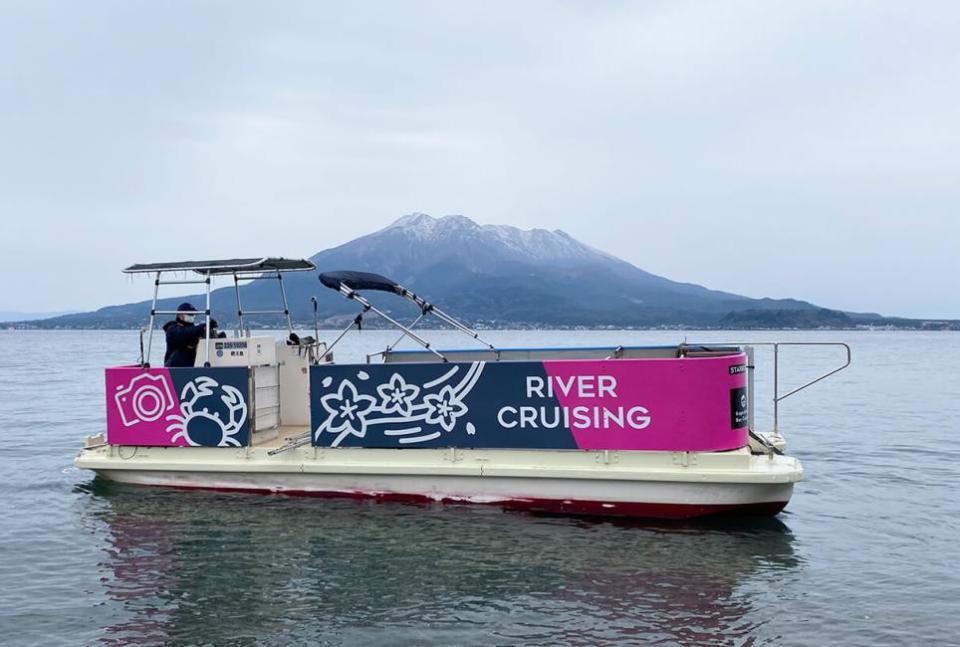 Charter Private Cruise of Kinkowan Bay Overlooking Sakurajima. (Photo: KKday SG)