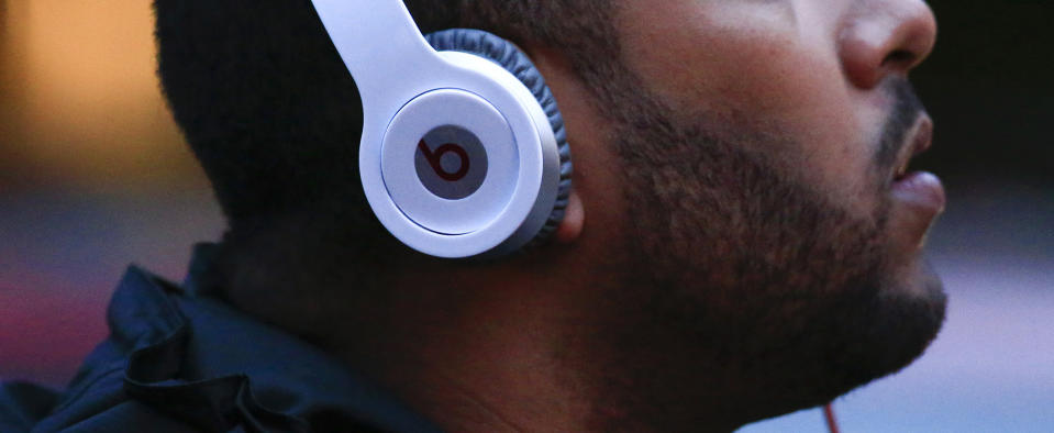 Apple compró la marca de audífonos Beats por 3.000 millones de dólares en 2014. Foto: REUTERS/Eduardo Munoz. 