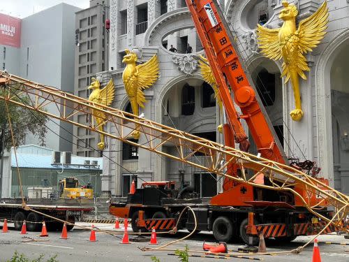 ▲10日台中捷運列車遭施工吊車的吊臂砸中之意外，鋼架更直接「貫穿」列車車廂。（圖／翻攝TCPB 局長室臉書）