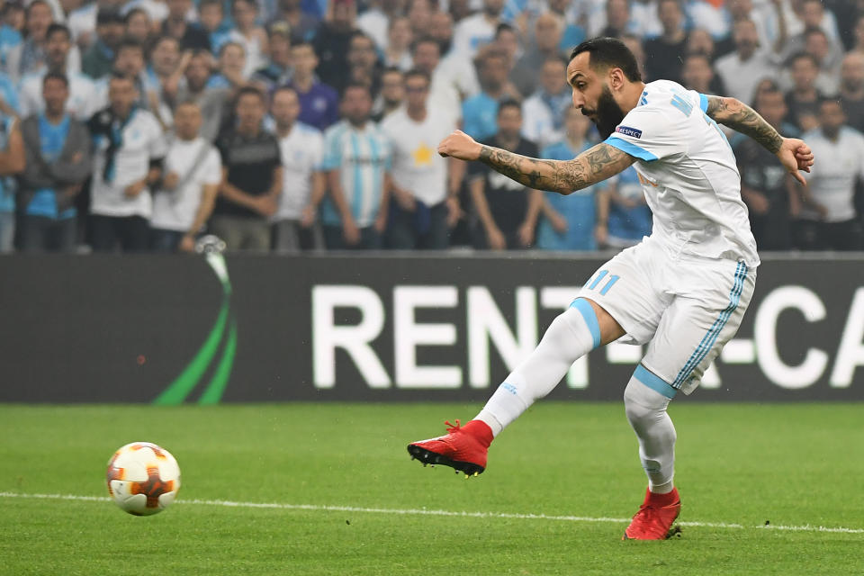 <p>Kostas Mitroglou est sifflé hors-jeu. Sa frappe est arrêtée par le portier allemand mais cela suffit au public pour donner de la voix. (Photo : AFP) </p>