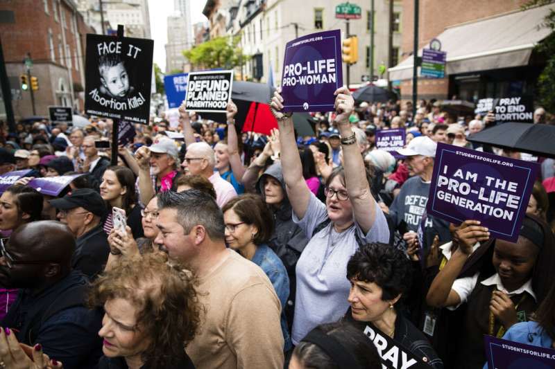 2019年5月7日，美國喬治亞州通過「心跳法案」，規定一旦檢測到胎兒心跳，婦女墮胎就會被視為非法。圖為場外支持此法案的民眾。（AP）