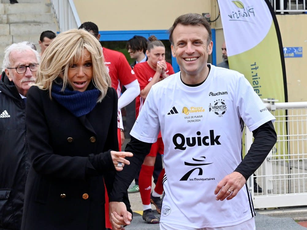 Emmanuel Macron mit seiner Frau Brigitte Macron am Fußballplatz. (Bild: imago images/ABACAPRESS)