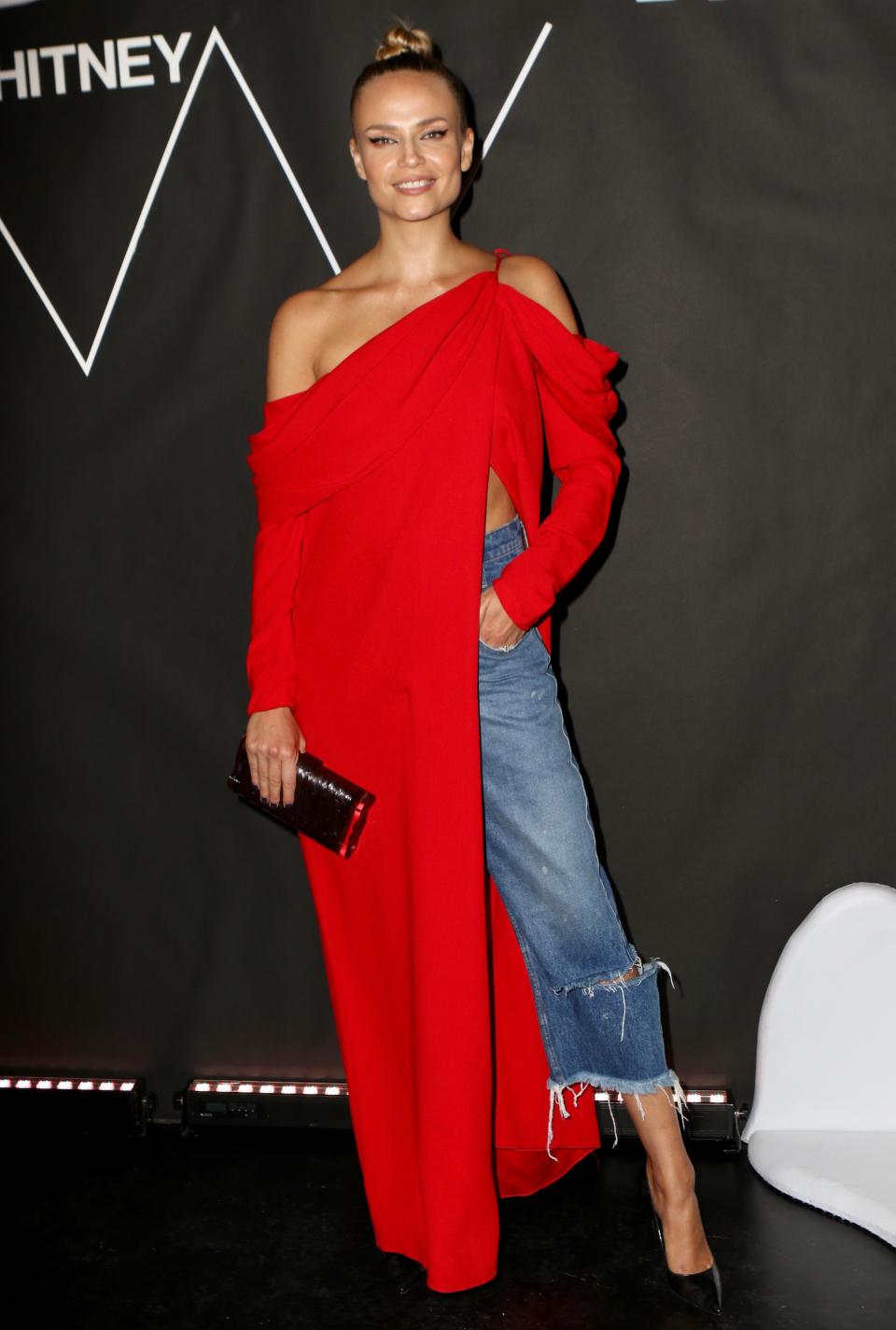 <p>Das russische Model Natasha Poly strahlt in einem signalroten Cape-Kleid. Nicht nur schick, sondern auch praktisch, denn der stylische Überwurf lässt sich zu fast allem kombinieren. (Bild: ddp) </p>