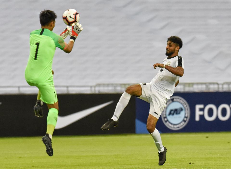 Yemen's Mohsen Mohammed Hasan lobs the ball over Singapore goalkeeper Izwan Mahbud for his side's second goal in their 2022 World Cup qualifying match at the National Stadium (PHOTO: Zainal Yahya/Yahoo News Singapore)