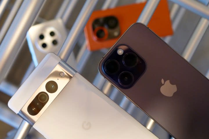 iPhone 14 Pro and Pixel 7 Pro camera modules.