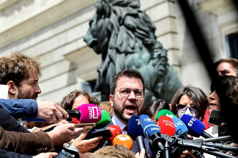 El presidente de Cataluña, Pere Aragonés, atiende a la prensa a la entrada del Congreso de los Diputados, en Madrid, el 21 de abril de 2022 (AFP/Javier Soriano)