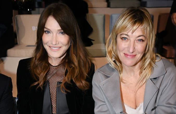 Carla Bruni et Valeria Bruni Tedeschi, deux sœurs complices au défilé Giorgio Armani Privé