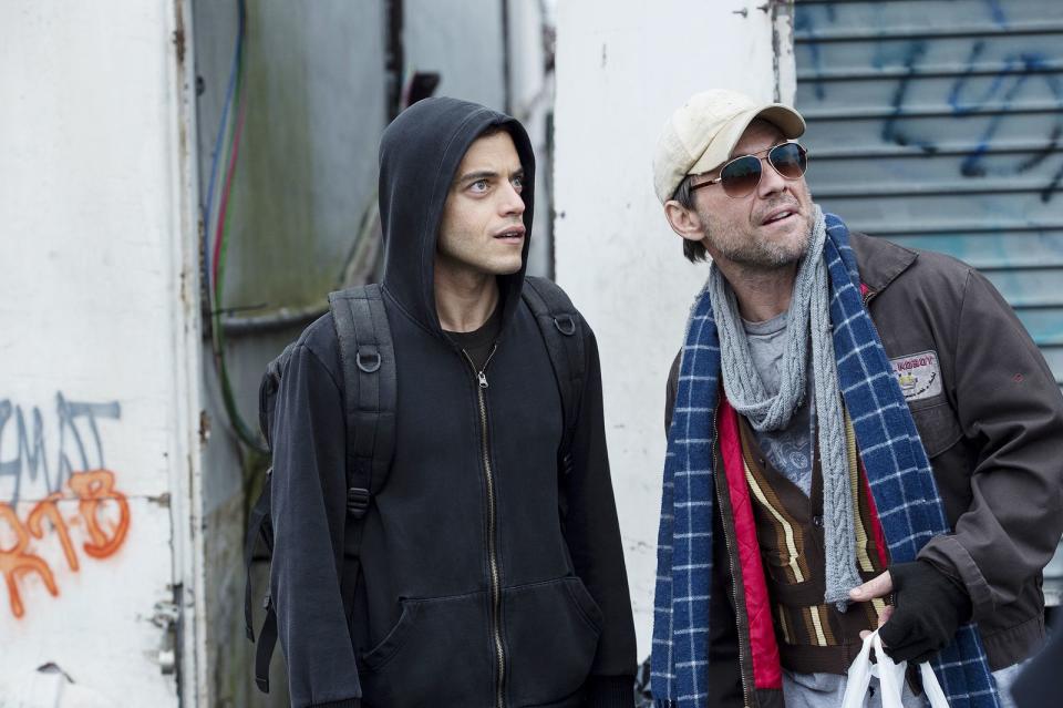 Lässt sich die Welt durch einen Hacker-Angriff aus den Angeln heben? Was ist "Phase 2"? Wer ist Elliot Alderson (Rami Malek) wirklich - und wer alles noch? Die Serie "Mr. Robot" warf mehr Fragen auf, als sie Antworten lieferte. Fakt ist aber: Das Schwimmen auf den Datenströmen dieser komplexen Serie kann den einen oder anderen Systemabsturz bedingen. (Bild: Universal / 2015 USA Network Media, LLC)