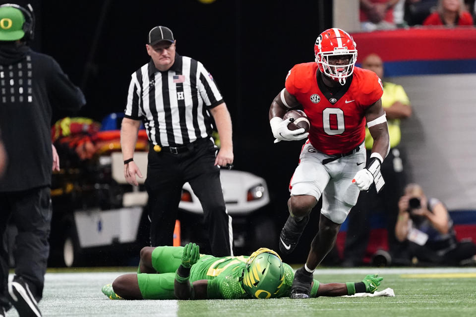 Georgia tight end Darnell Washington (0) runs past Oregon linebacker Jeffrey Bassa, bottom, after a catch in the first half of an NCAA college football game Saturday, Sept. 3, 2022, in Atlanta. (AP Photo/John Bazemore)