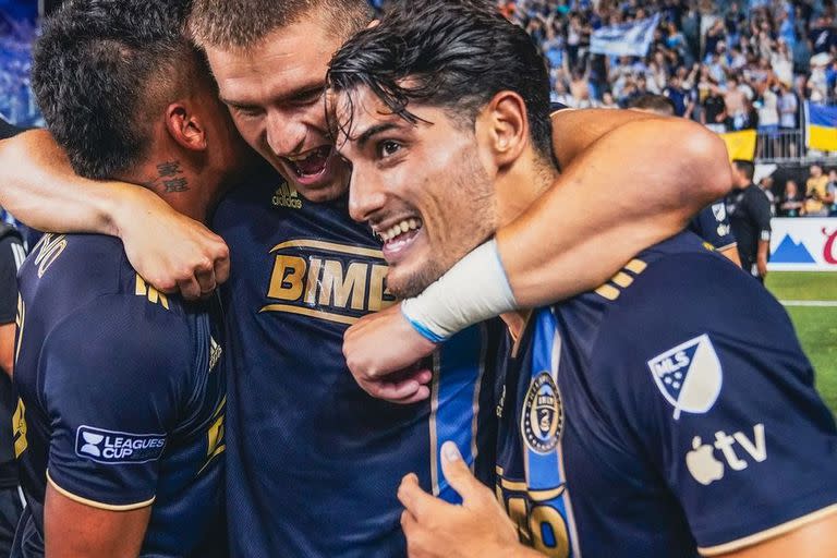 Celebran los jugadores de Philadelphia Unions, entre ellos el argentino Julián Carranza (a la derecha)