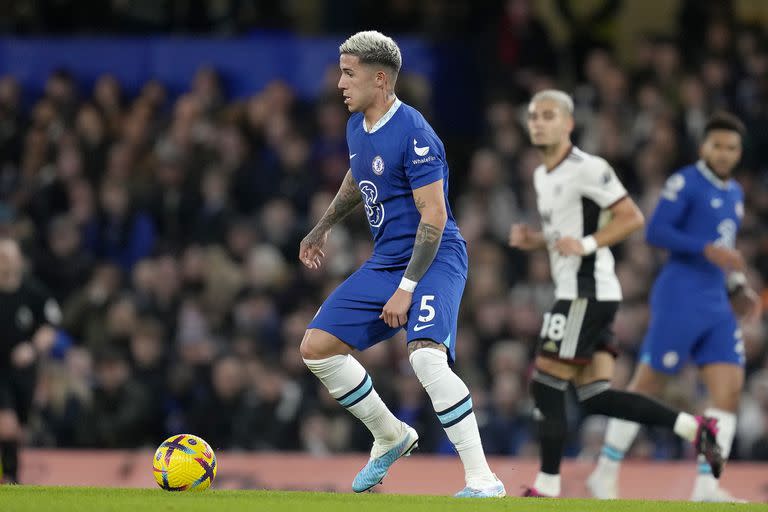 Enzo Fernández con la pelota dominada en su debut con el Chelsea(AP Photo/Kirsty Wigglesworth)