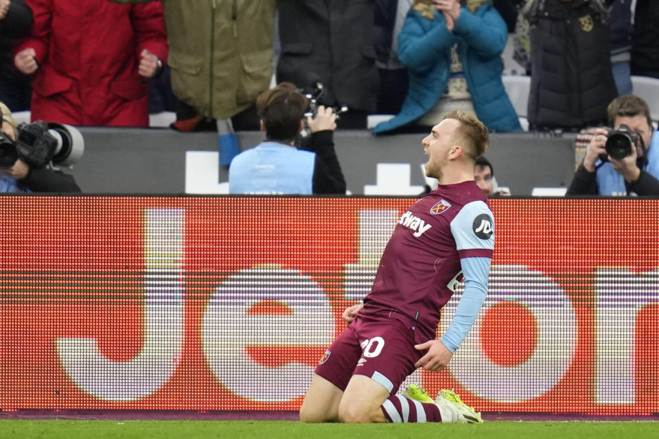 Jarrod Bowen del West Ham celebra tras anotar el primer gol de su equipo en el encuentro ante el Manchester United en la Liga Premier el sábado 23 de diciembre del 2023. (AP Foto/Kirsty Wigglesworth)