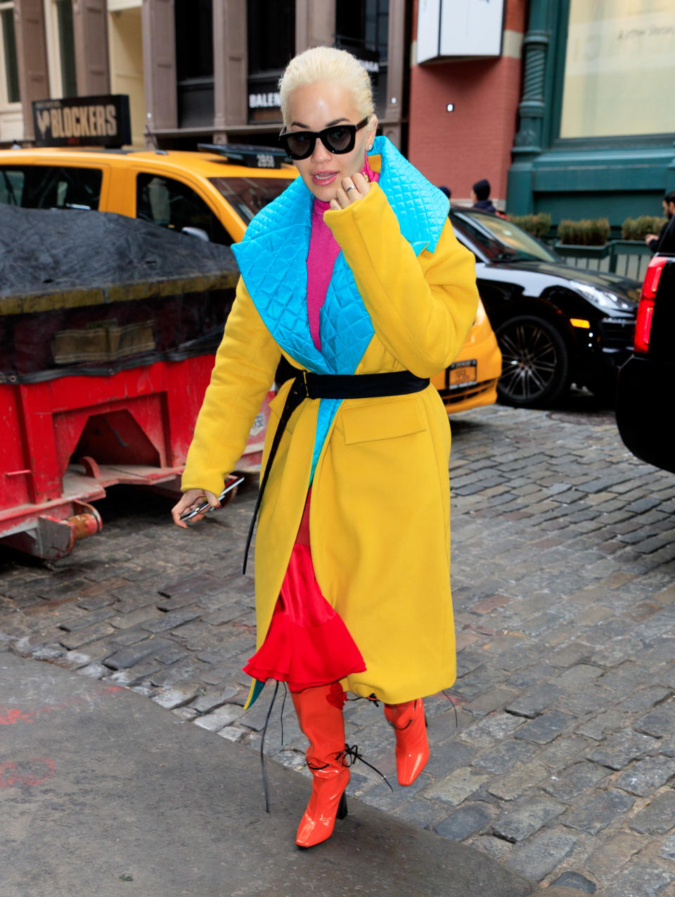 Unter Rita Oras Mantel blitzt ein roter Rock hervor (Bild: Splash News)