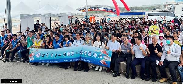 台電通霄發電廠舉辦魚苗放流活動國小各校師生及在地鄉親熱烈參與。（記者江乾松攝）