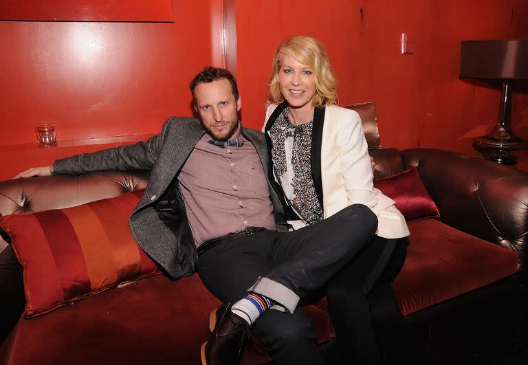 Jenna Elfman junto a su esposo, Bodhi Elfman, en 2013