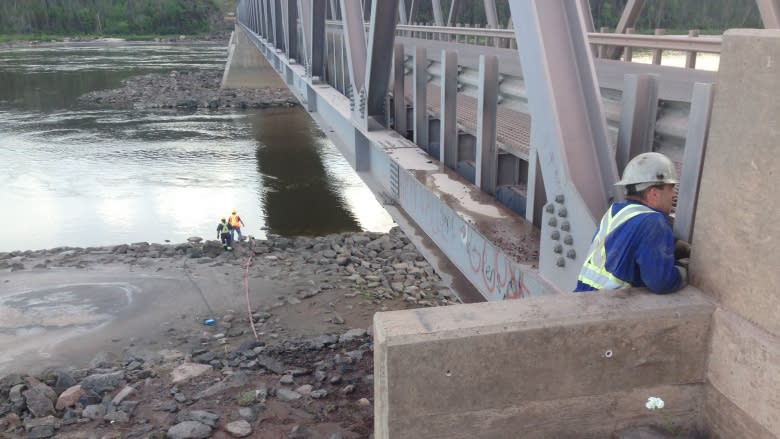 Veterans Memorial Bridge reopens to all traffic after loose bolts cause restrictions