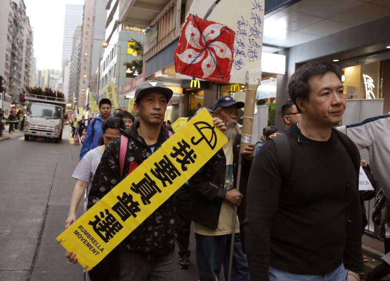 2017香港特首選舉26日投票，許多市民上街要求下屆特首應改為全民普選（AP）