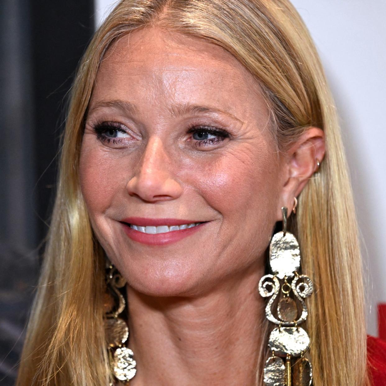  Gwyneth Paltrow at "The Brothers Sun" premiere. 