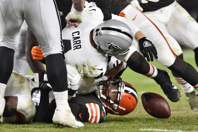 Raiders eke out win vs short-handed Browns to stay in hunt