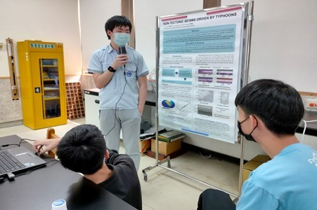 李恩齊同學以「臺灣低頻震動事件偵測」於2022年全國科學班個別研究成果發表會榮獲二等獎