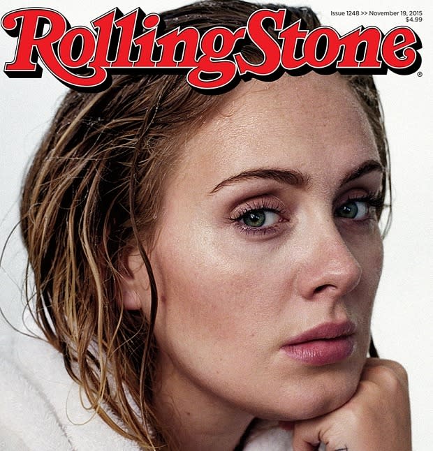 <p>Ein Superstar, der gerade aus der Dusche und direkt vor die Linse des Fotografen gehüpft ist: Diesen Eindruck vermittelt des Cover des Rolling Stone, das Sängerin Adele im Bademantel, mit feuchtem Haar und scheinbar ungeschminkt zeigt. Die 27-jährige bekommt für dieses „mutige“ Bild viel Zuspruch, wird es doch als bewusstes Statement einer gereiften, jungen Sängerin gegen die Sexualisierung von Frauen in Magazinen verstanden. Dass auch dieser „No-Make-Up-Look“ aufwendig inszeniert und technisch optimiert wurde, bezweifelt zwar kaum jemand. Aber die Botschaft ist, so oder so, begrüßenswert. (Bild: Rolling Stone/Photograph by Theo Wenner) <br></p>