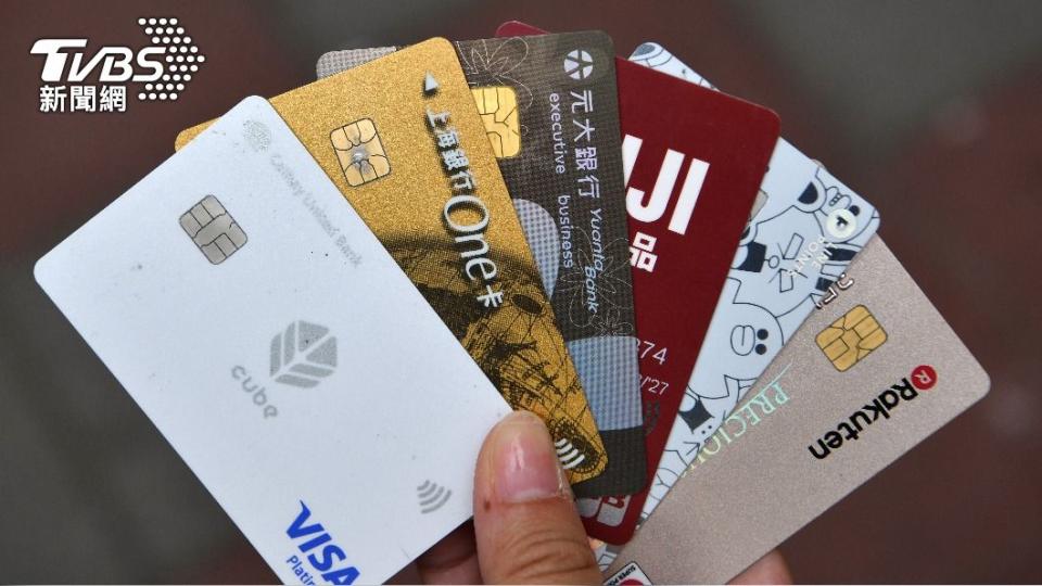 網友們對於原PO「收集信用卡」的行為，掀起激烈的兩派論戰。（示意圖／TVBS資料照）